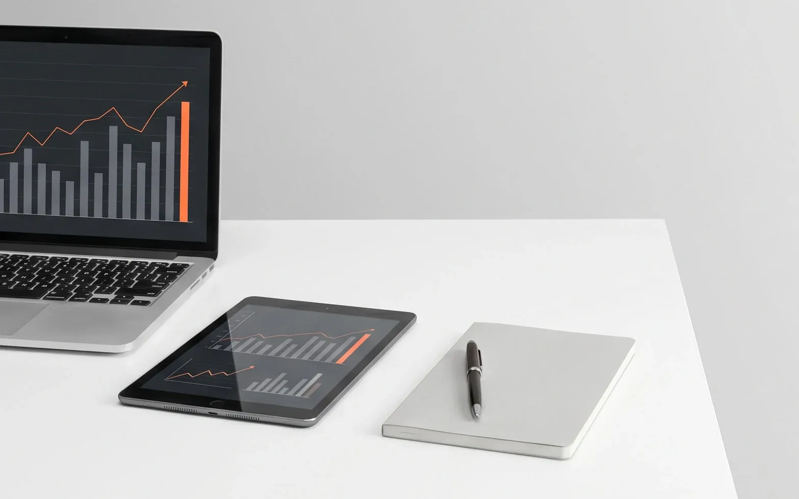 Laptop und Tablet mit Finanzübersicht