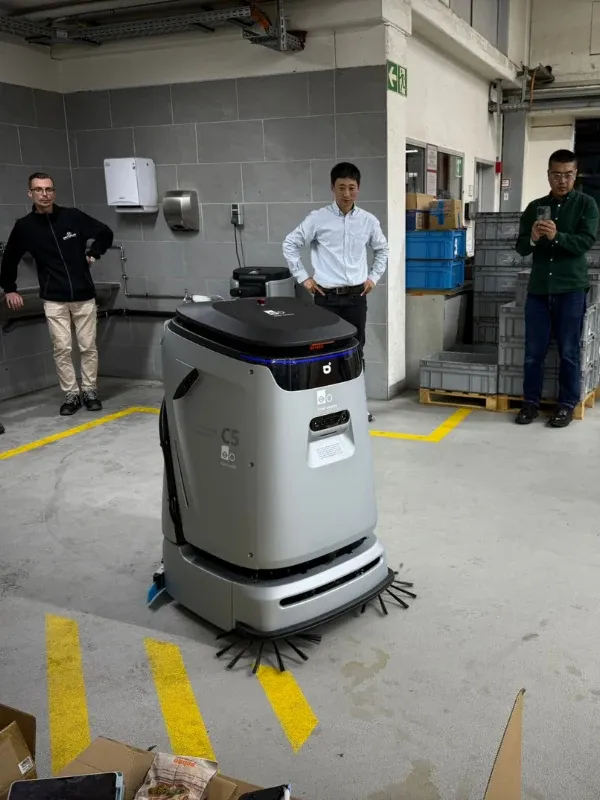 Der AGIBOT C5 in der Produktionshalle von Hugo Benzing