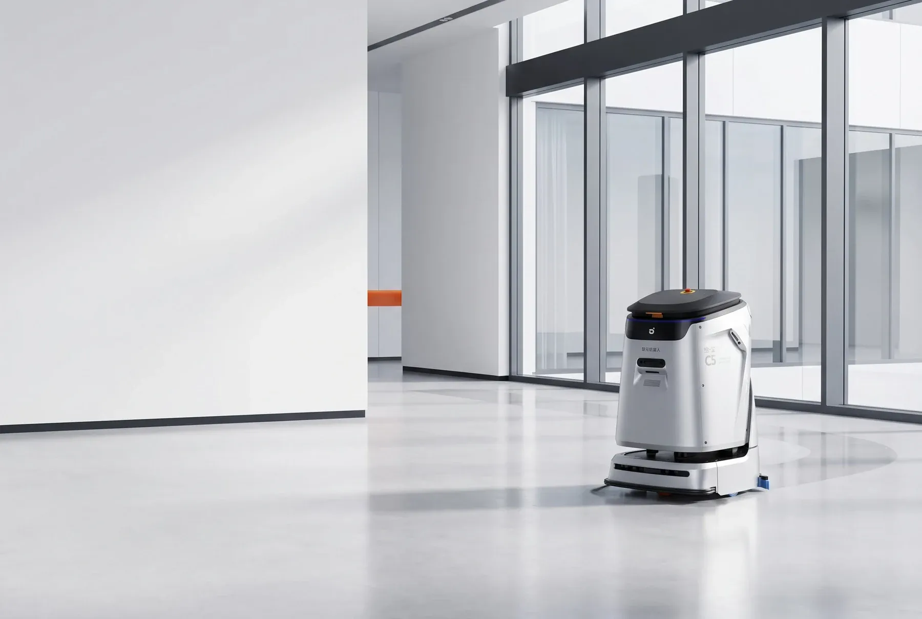 Reinigungsroboter in einer hellen Halle